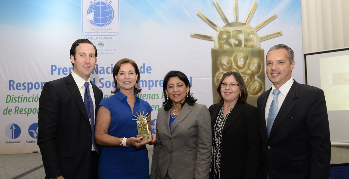 Grupo LAFISE y Fundación Zamora Terán reciben premio de UNIRSE