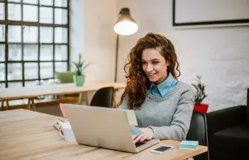 Mujer leyendo informe económico de su empresa