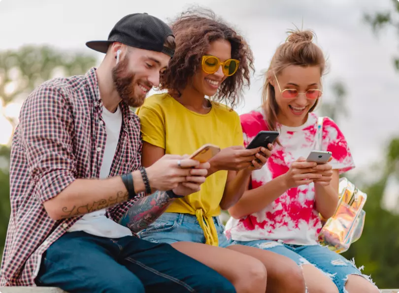 Amigos con celular en el parque
                  