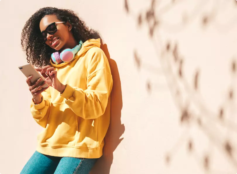 Mujer disfrutando servicios de streaming 