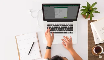 Mujer escribiendo en computadora