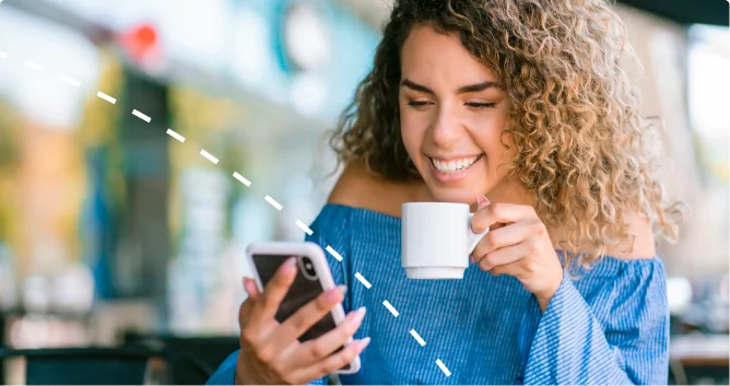 Mujer en EEUU enviando dinero a Nicaragua con su celular