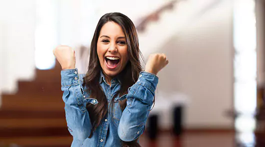 Ganador Instantáneo Joven mujer celebrando por haber ganado