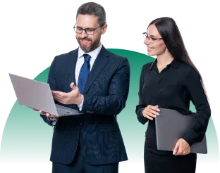 Hombre y mujer empresarios administrando patrimonios con Fideicomisos LAFISE