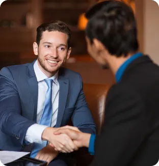 Empresario de Banco LAFISE estrechando la mano de cliente