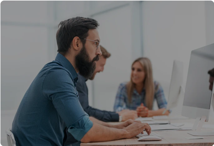 Colaborador de empresa trabajando desde su computadora Colaborador de empresa trabajando desde su computadora