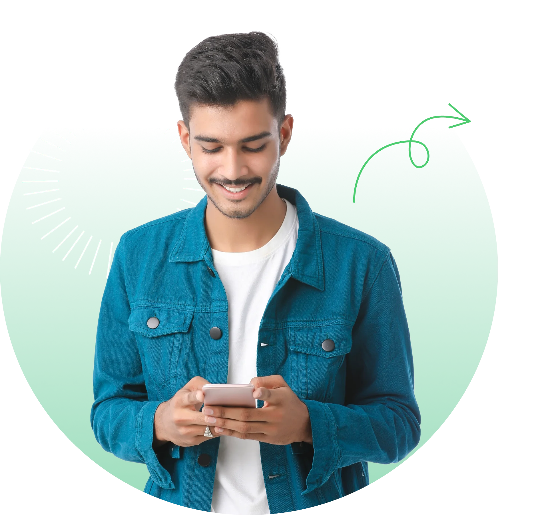 Hombre joven sonriente sostiene con sus manos un celular