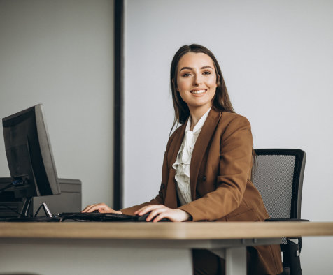 Mujer revisando beneficios LAFISE
