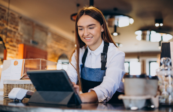 Mujer comerciante haciendo cuentas en tableta digital