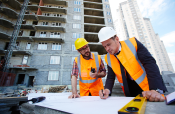 Arquitectos revisando planos