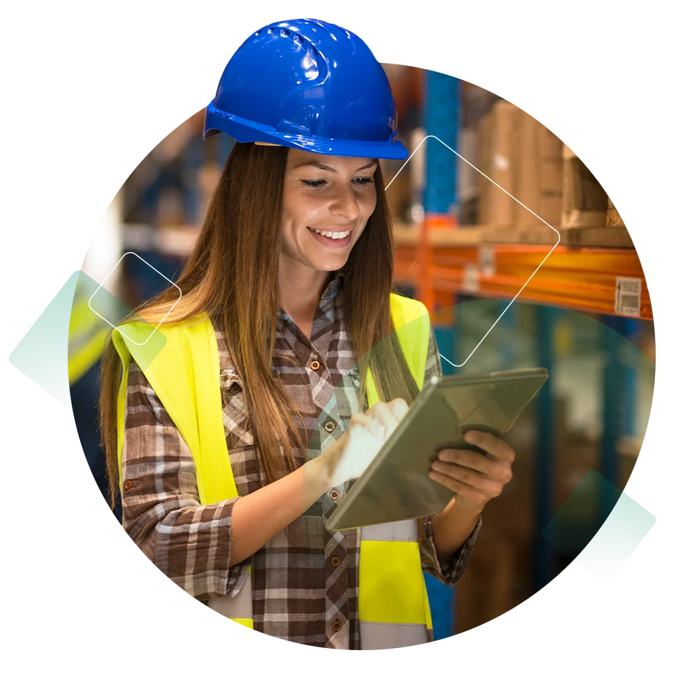 Mujer jóven tomándo notas en bodega aduanera Mujer jóven tomándo notas en bodega aduanera