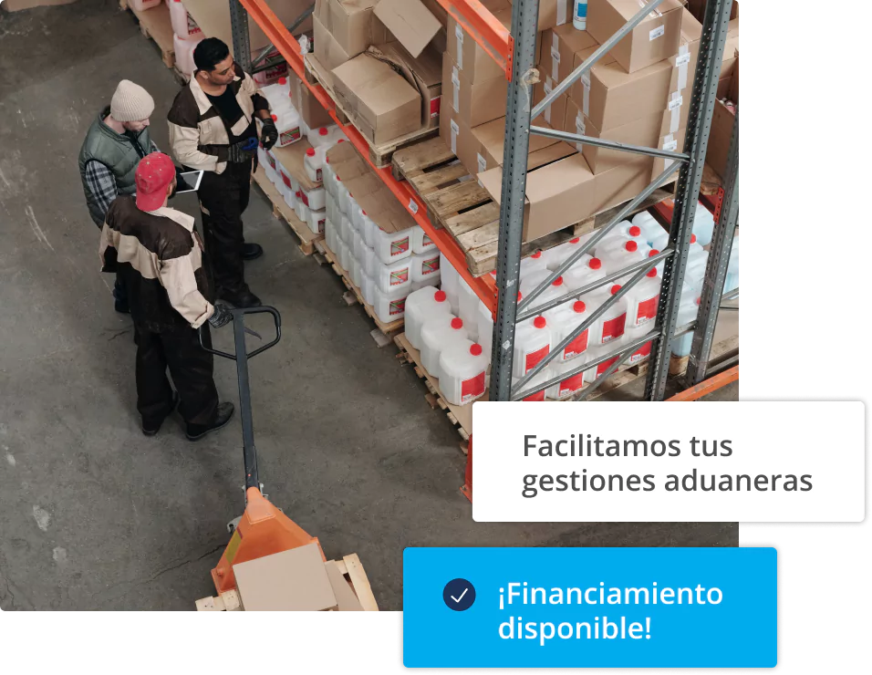 Tres trabajadores realizando un inventario en bodega aduanera Tres trabajadores realizando un inventario en bodega aduanera