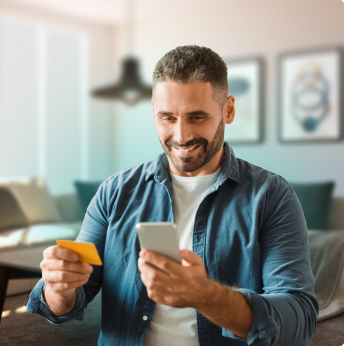 ¡Abre tu Cuenta Digital desde tu móvil! Hombre sonriente mira su telefono  y su tarjeta