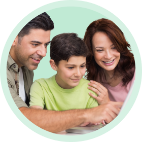 Familia de mamá y papá con hijo