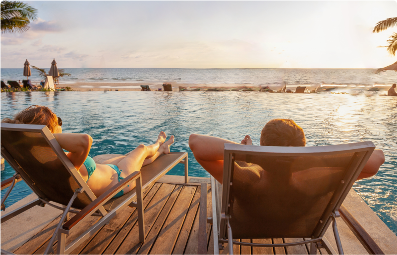 Pareja disfrutando de la playa en su casa de zonas costeras