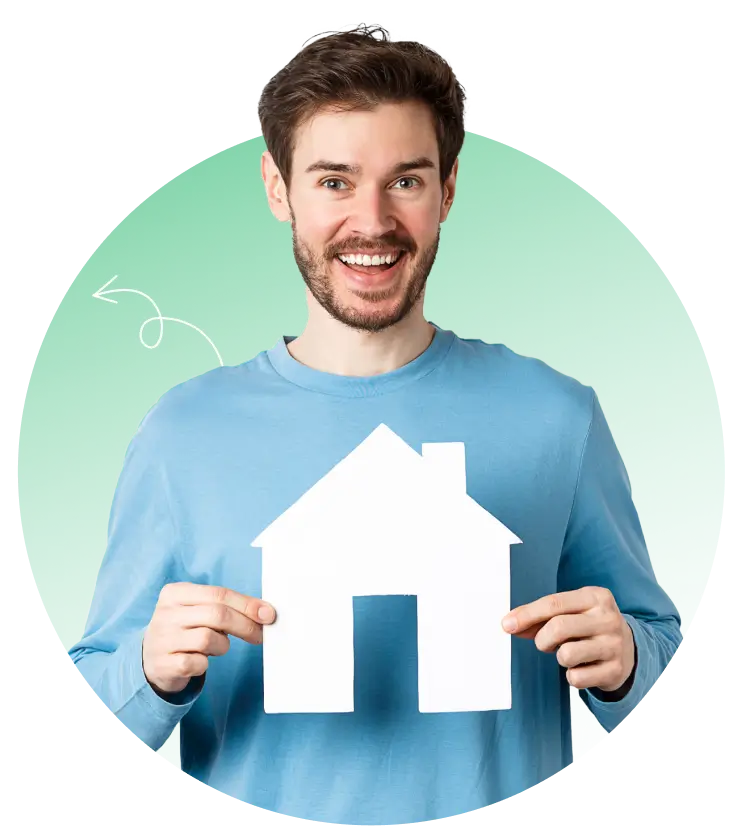 Chico sonriente con maqueta de casa