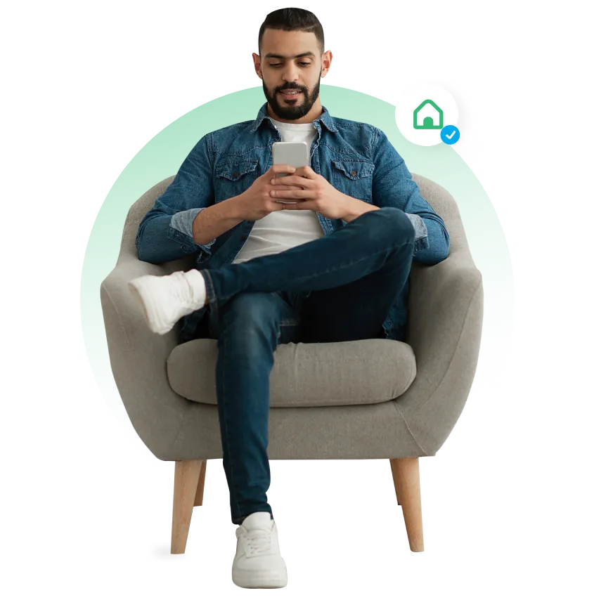 Joven sentando revisando celular requisitos prestamo