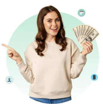 Chica sonriente con dinero en mano de su préstamo personal