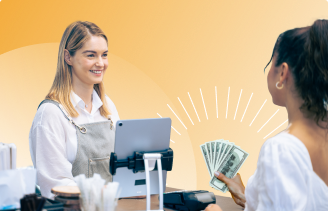 Mujer alegre recibiendo dinero