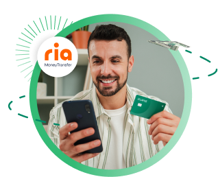 Hombre alegre recibiendo su remesa por medio de Ria