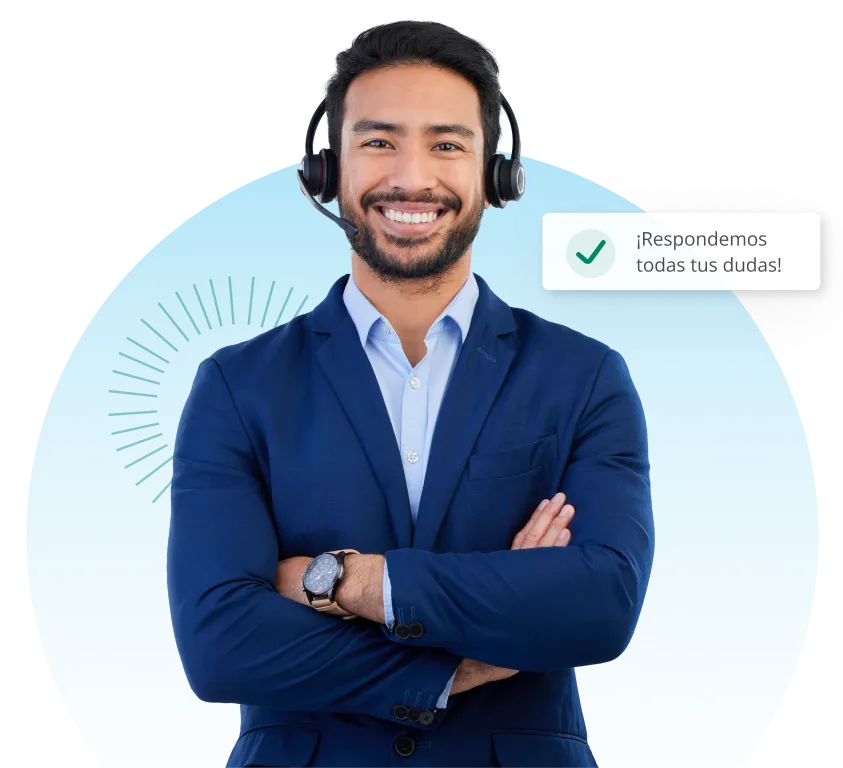 Hombre de brazos cruzados con headset sonriendo.