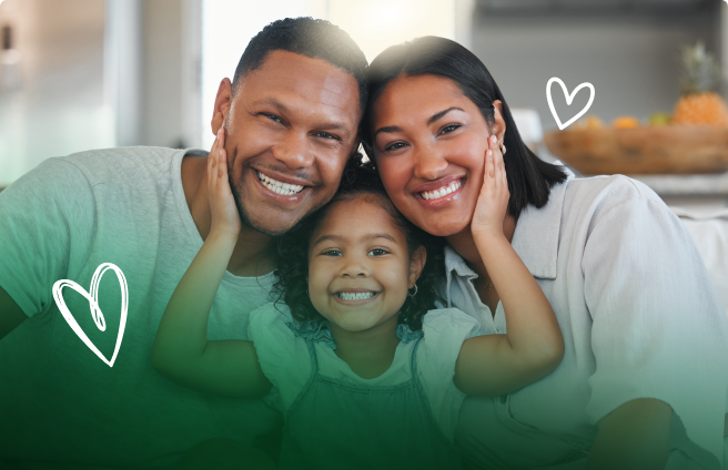 Papá, mamá e hija abrazados muy alegres con sus remesas LAFISE