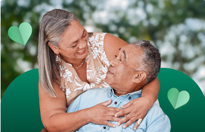 Mujer y hombre adultos mayores alegres con sus remesas LAFISE Mujer y hombre adultos mayores alegres con sus remesas LAFISE