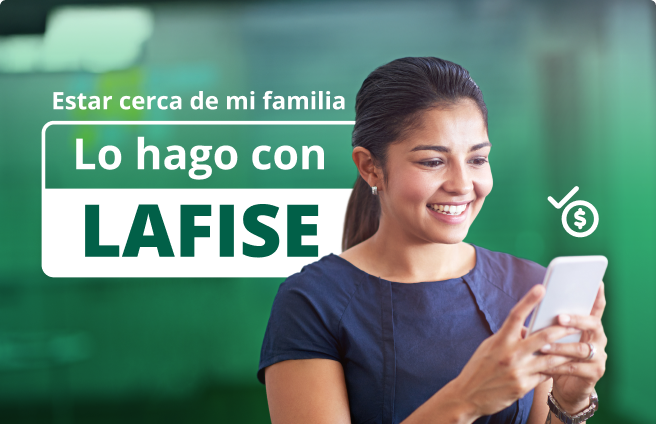 Mujer alegre enviando su remesa por medio de la banca en línea de LAFISE Mujer alegre enviando su remesa por medio de la banca en línea de LAFISE