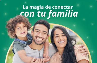 Niño, hombre joven y mujer sonrientes Niño, hombre joven y mujer sonrientes