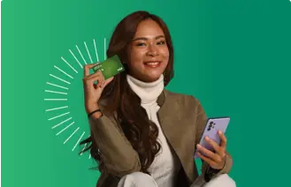 Mujer sonriente con celular en mano izquierda y tarjeta de débito LAFISE en mano derecha Mujer sonriente con celular en mano izquierda y tarjeta de débito LAFISE en mano derecha