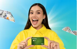 Mujer joven sonriente mostrando tarjeta verde LAFISE con ambas manos Mujer joven sonriente mostrando tarjeta verde LAFISE con ambas manos