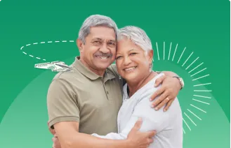 Pareja de adultos mayores abrazados sonriendo Pareja de adultos mayores abrazados sonriendo