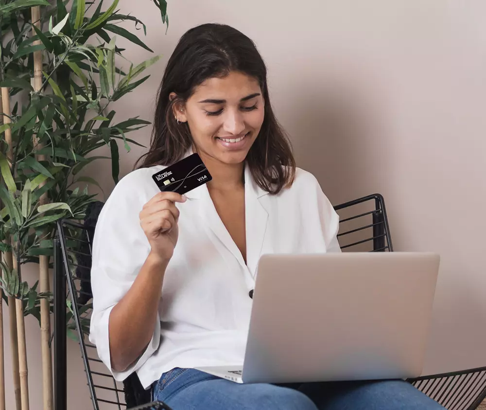 Mujer comprando por internet con su tarjeta LAFISE