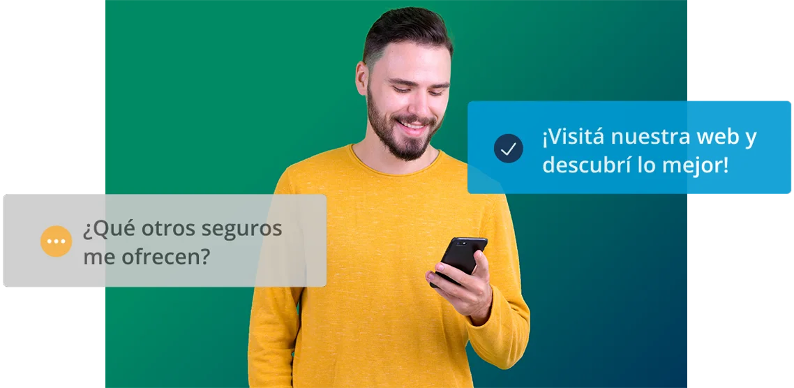 Hombre joven sonriente con celular en mano