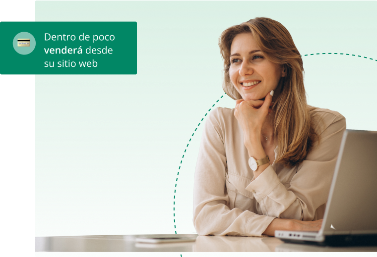 Mujer feliz al comenzar aceptar pagos con tarjetas Emprendedor revisando requisitos ecommerce
