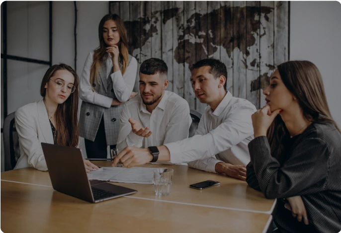 Personas en una empresa trabajando en equipo