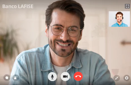Joven realizando videollamada con el equipo de Banco LAFISE Joven realizando videollamada con el equipo de Banco LAFISE