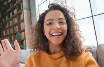 Joven sonriendo en una videollamada