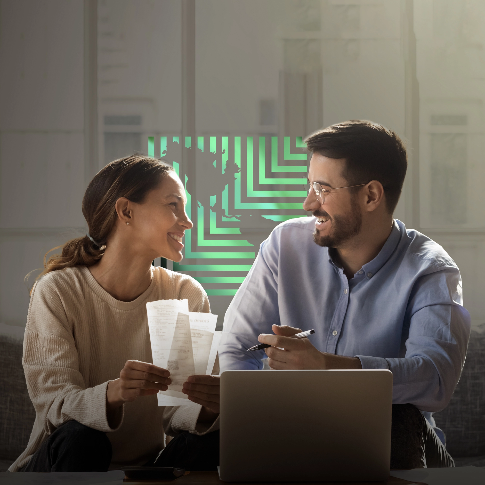 Mujer metiendo dinero en su billetara Mujer metiendo dinero en su billetara