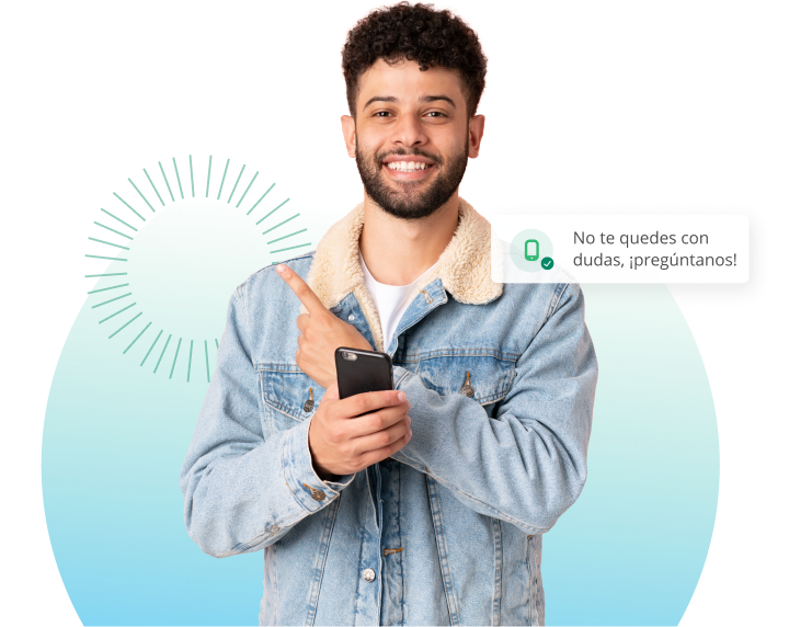 Hombre sonriente con celular en la mano y señalando hacia arriba