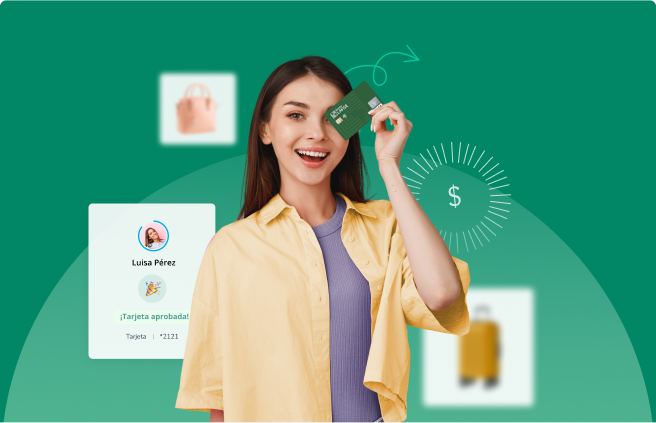 Mujer alegre mostrando su tarjeta de credito LAFISE
