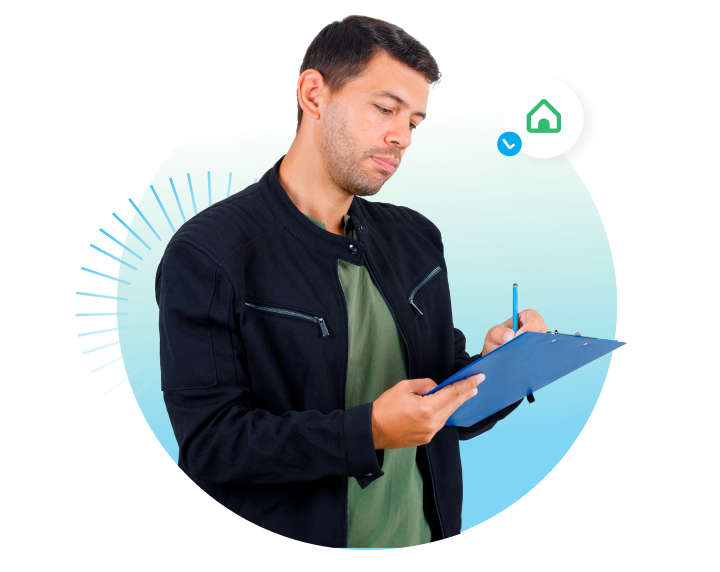 Hombre tomando notas Hombre tomando nota sobre lo necesario para solicitar su préstamo de vivienda