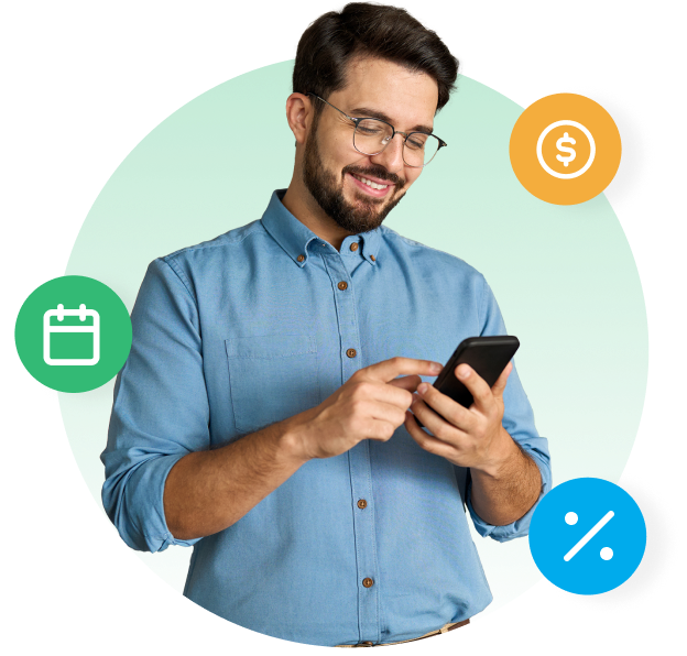 hombre-sonriendo-con-telefono-por-su-prestamo