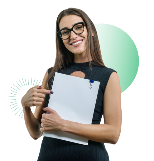mujer-sonriendo-con-tabla-de-apuntes