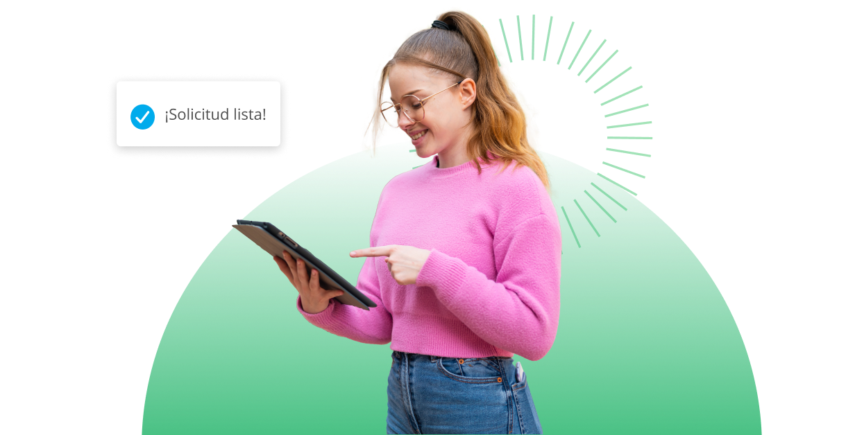 Mujer viendo en su tablet requisitos para tomar el Préstamo Educativo