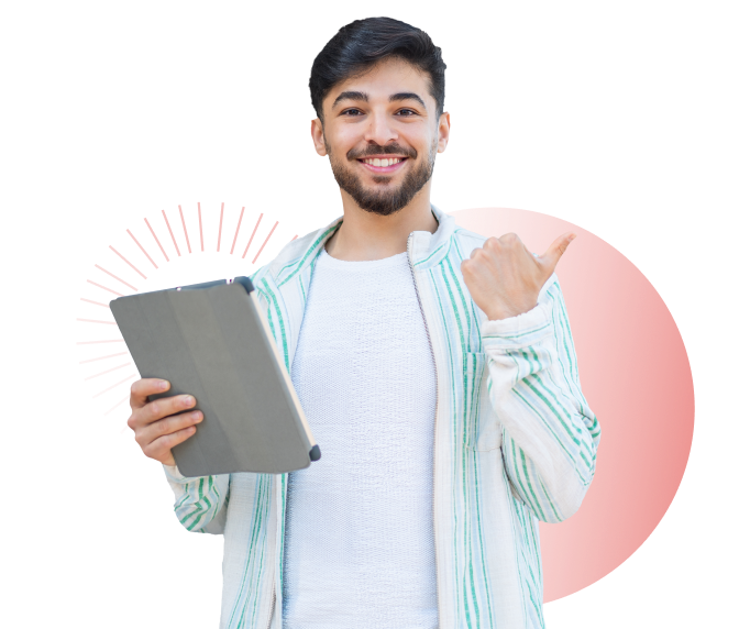 hombre-sonriendo-con-tablet-en-mano-y-senialando