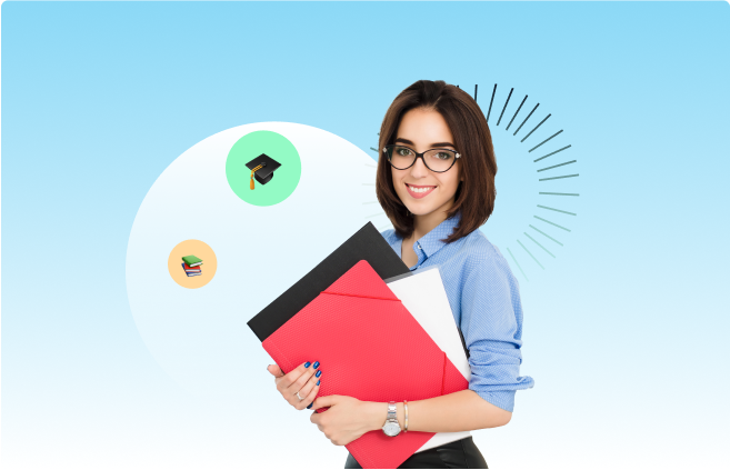 Mujer joven sonriendo vestida de manera formal con carpetas en mano