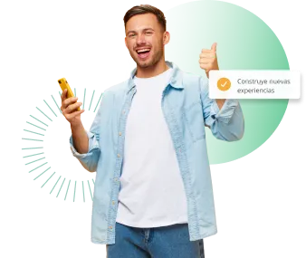 Hombre con celular feliz por iniciar sus planes al obtener su préstamo personal Hombre con celular feliz por iniciar sus planes al obtener su préstamo personal