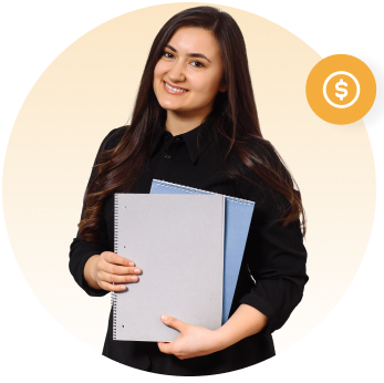 mujer-sonriendo-con-documento-para-aplicar-a-prestamo