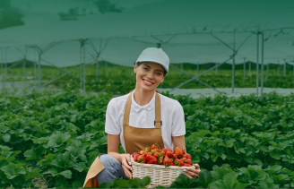 Mujer agricultora sonriente con cosecha de fresas en mano